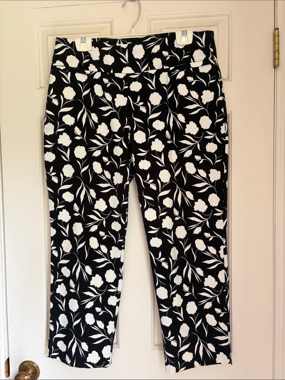 Cooper and Ella Women’s Black  & Cream Floral Capri Pants, size 12